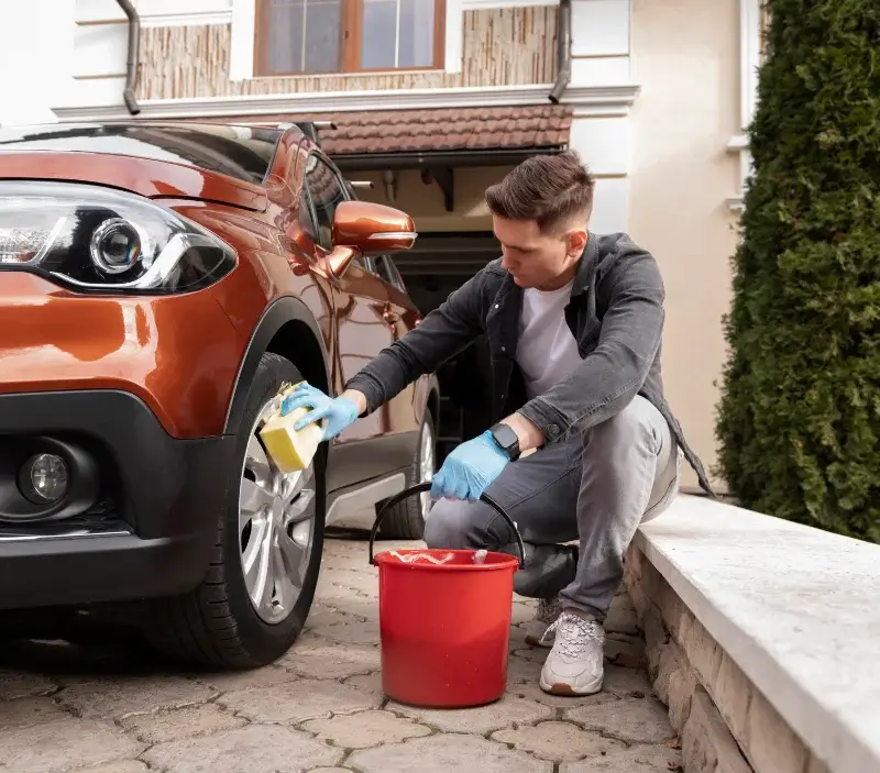 Lavage auto à domicile Champagne-Mouton : professionnel intervenant sur un véhicule
